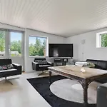 Three-bedroom In Holiday home