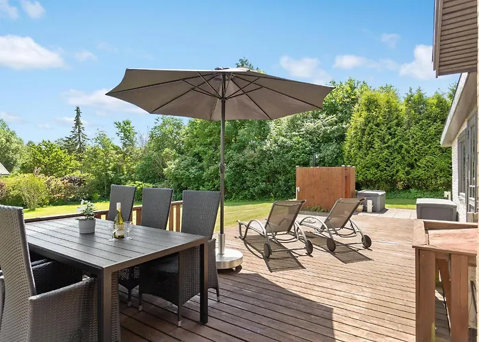 Three-bedroom In Feriehus *